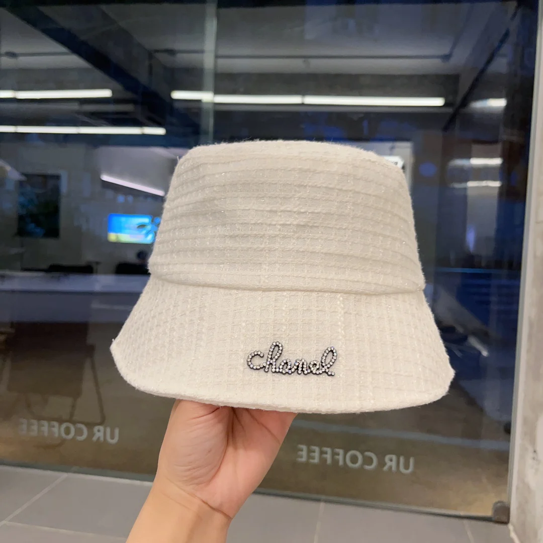 Рыбацкая шляпа в клетку Chanel - белая