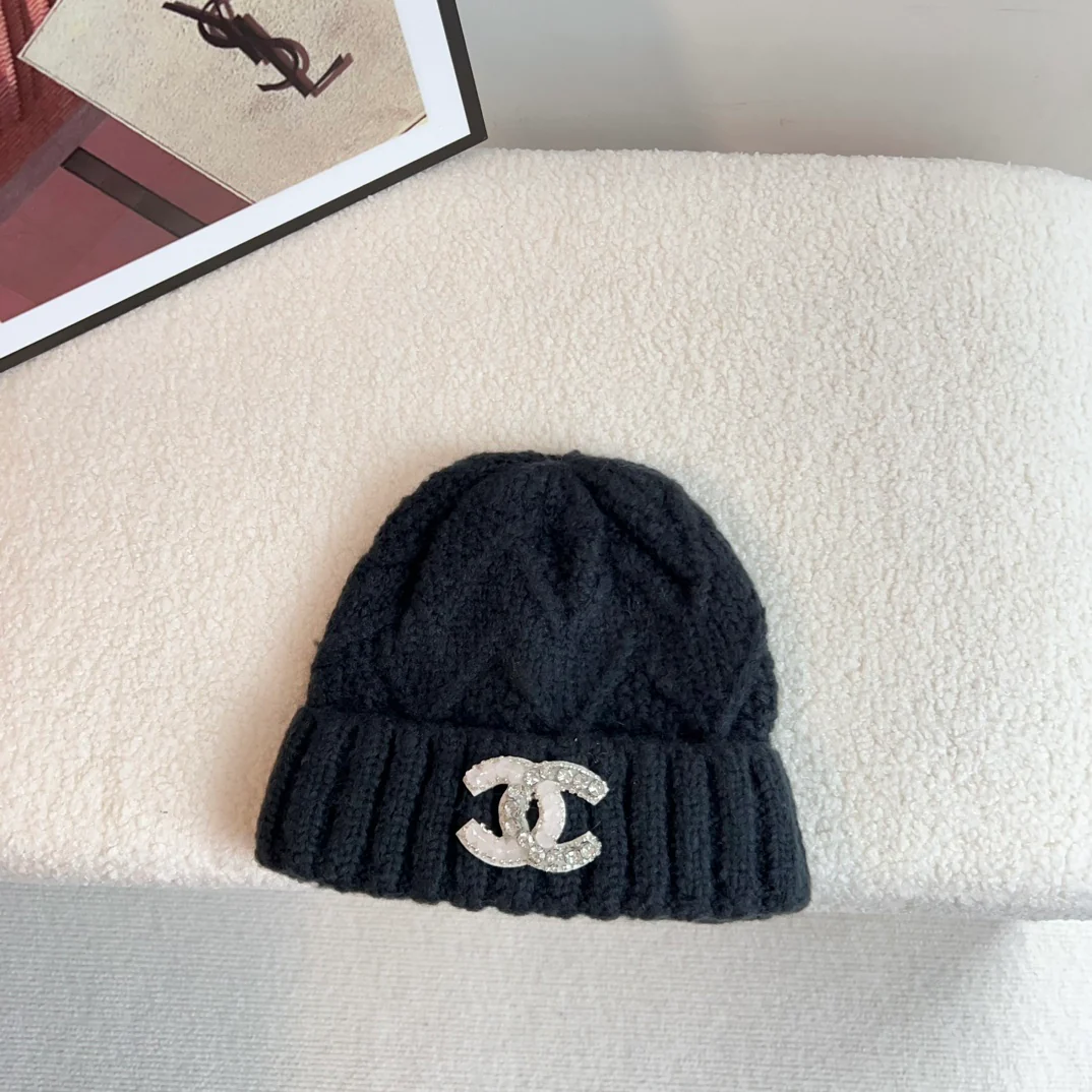 Вязаная шапка Chanel в корейском стиле, коллекция осень/зима 2023, черная.