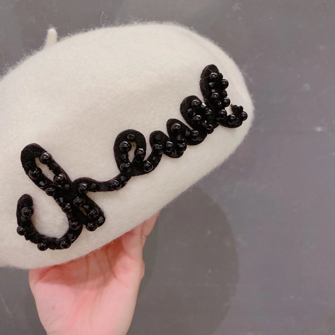 Шерстяной берет Chanel с вышивкой жемчугом - белый