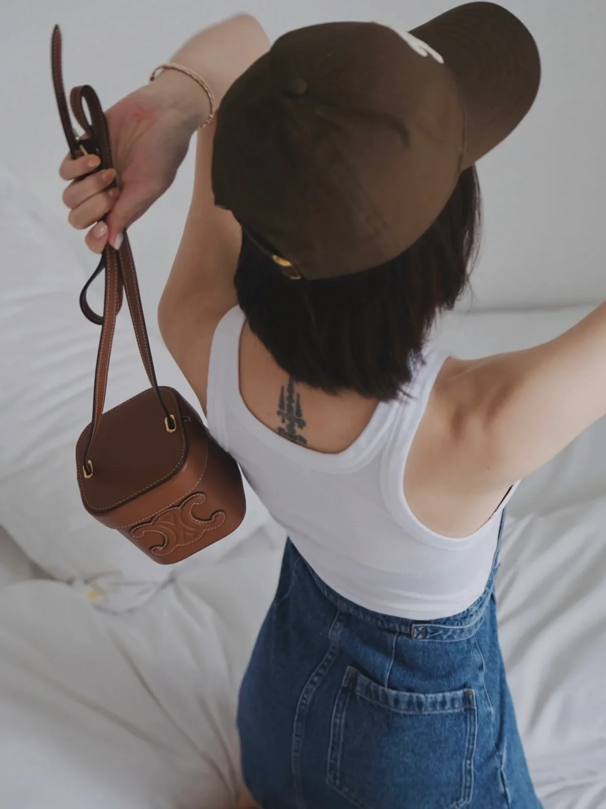 Бейсболка Celine с показа весенне-летней коллекции 2022 года — вдохновение для создания образа.