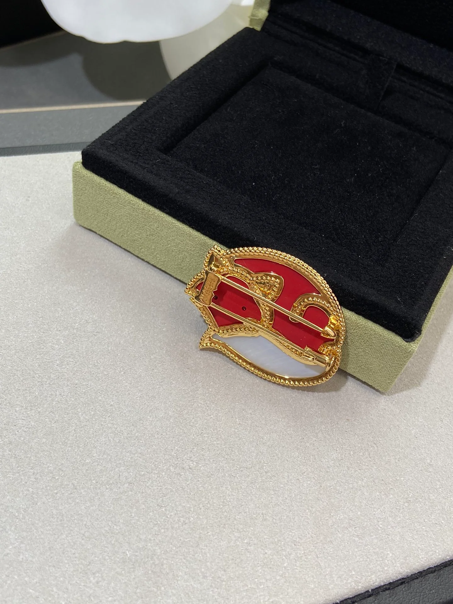 Van Véck - Брошь 005