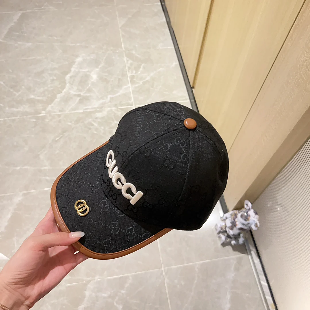 Новинка сезона весна/лето 2023 от Gucci - бейсболка с монограммой - черная.