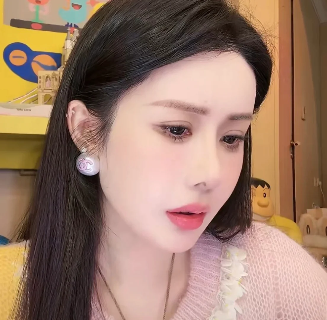 Серьги Chanel Double C с жемчугом, 25 пенсов - Черные - Розовые - В стиле Дженни