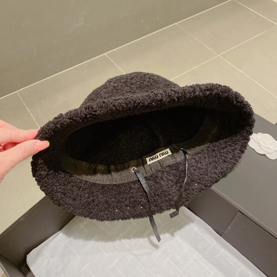 Панама Miu Miu с заклепками - черная