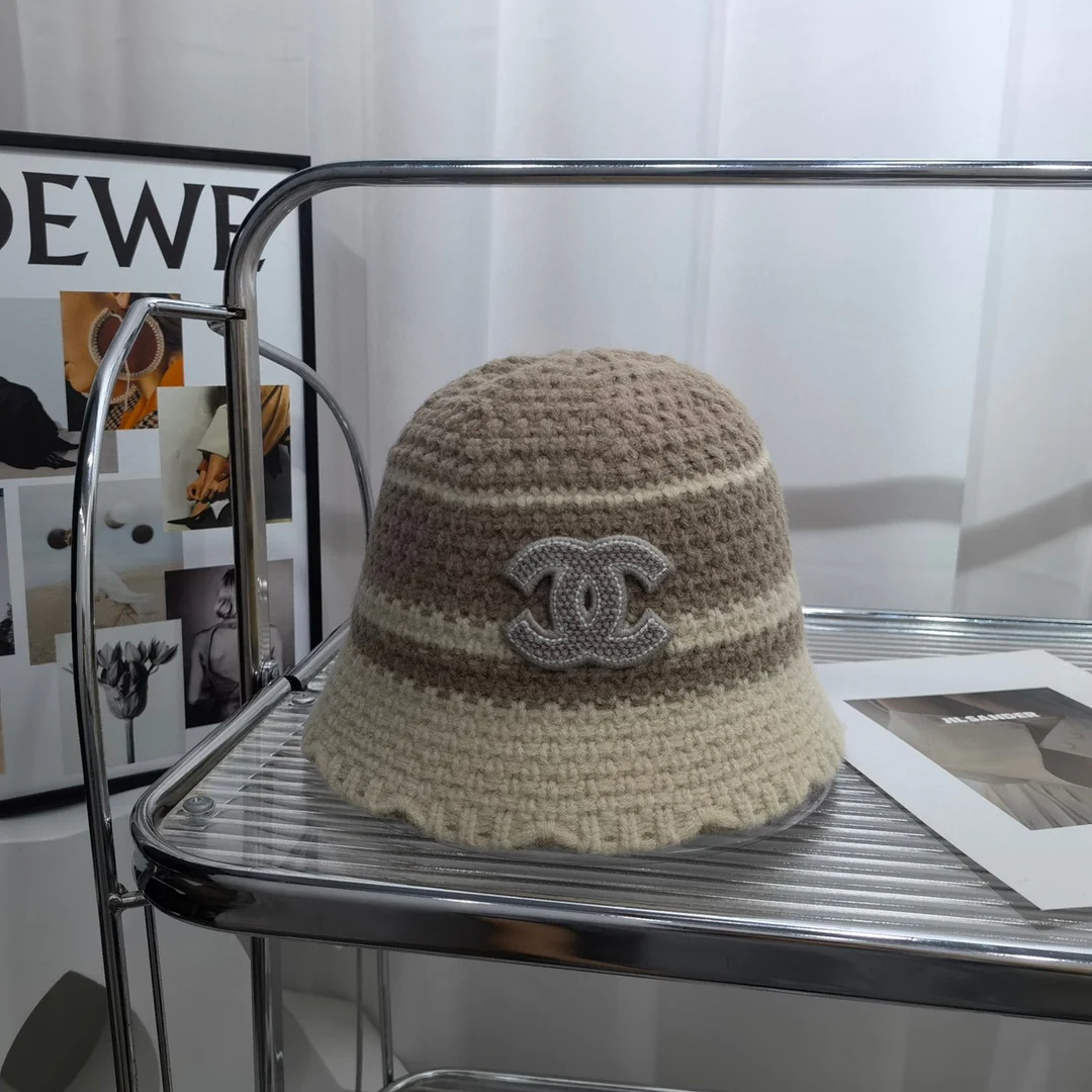 Chanel - Вязаная рыбацкая шапка с цветовыми блоками
