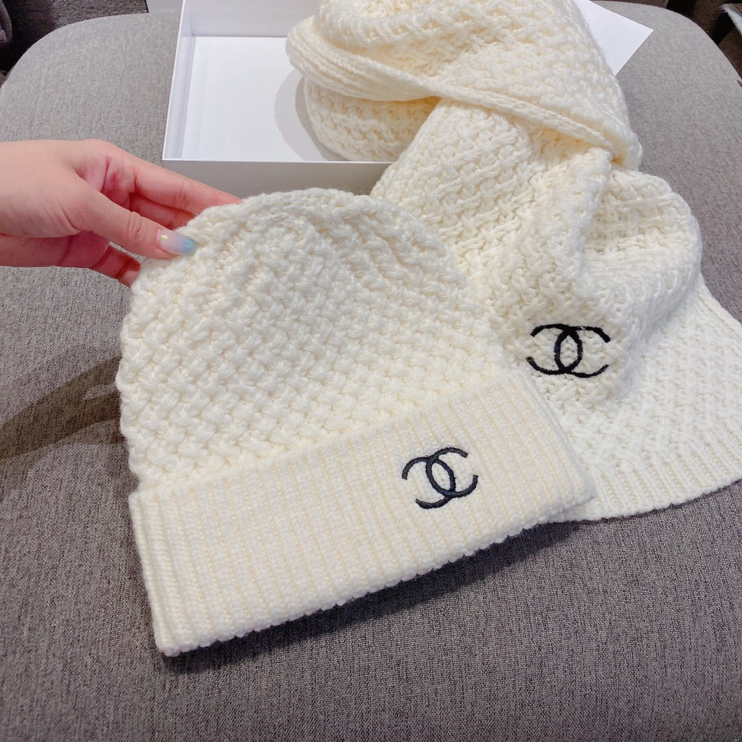 Chanel - Комплект из шерстяной вязаной шапки и шарфа - Белый