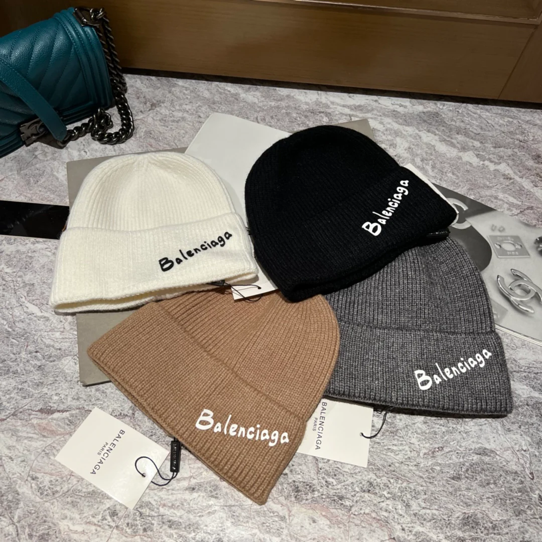 Вязаная шапка Balenciaga с буквой