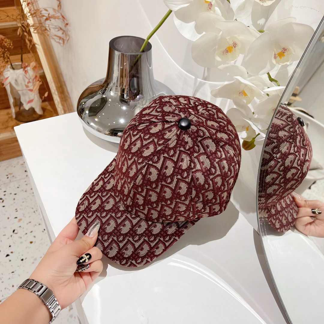 Новая модель Dior 2022 — бейсболка — красная