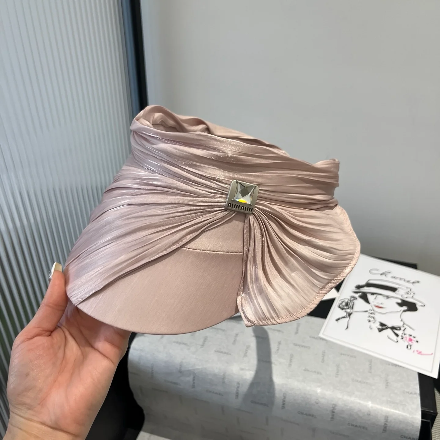 Miu Miu - Атласная шляпка от солнца с бантом - Розовая