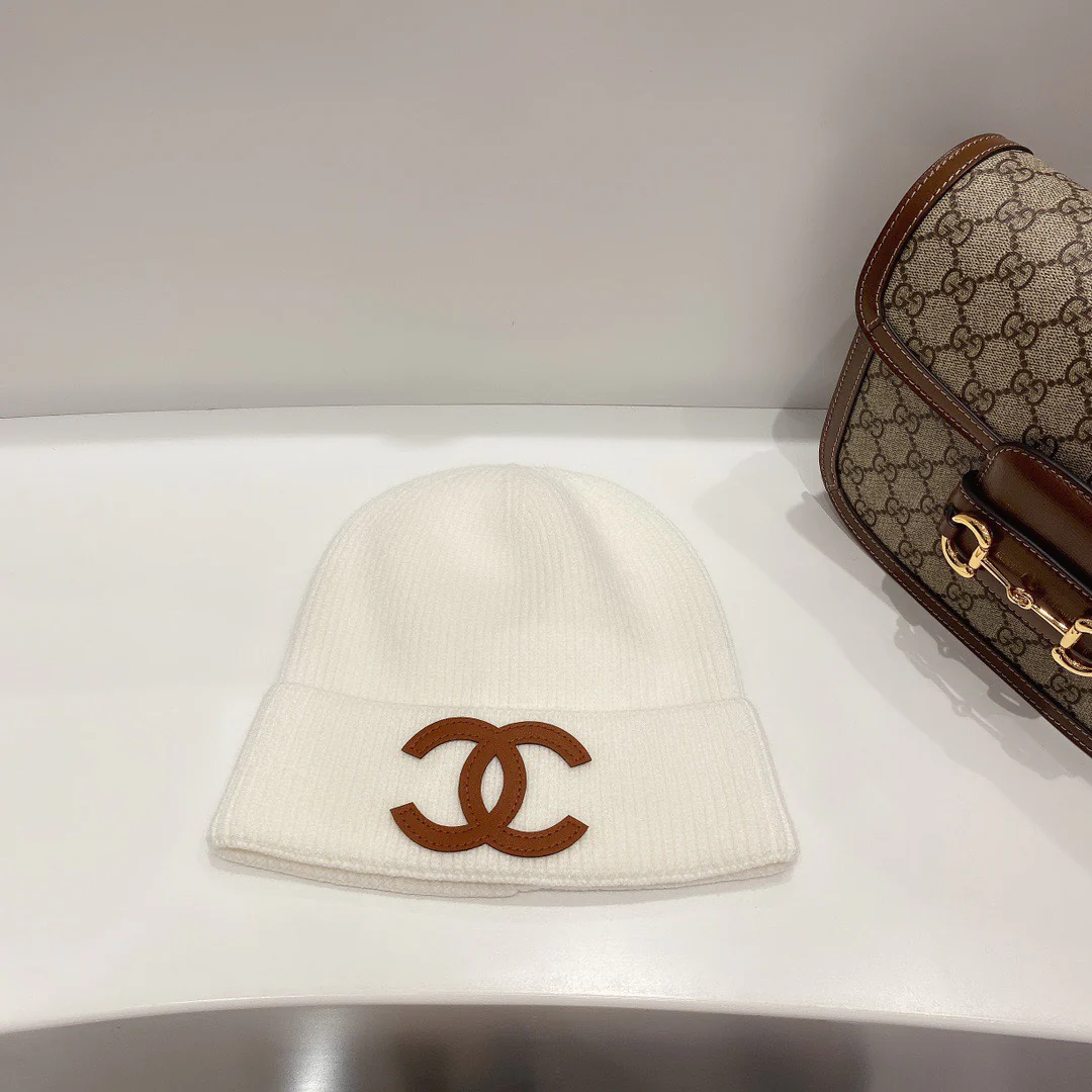 Chanel - Вязаная шапка-бини - Популярный товар в интернет-магазине - Бело-коричневая