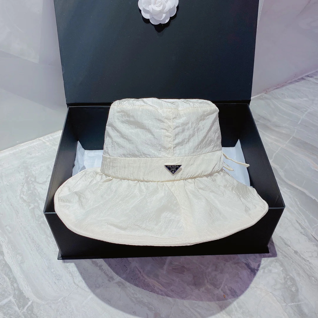 Солнцезащитная шляпа Prada из органзы — легкая и дышащая.
