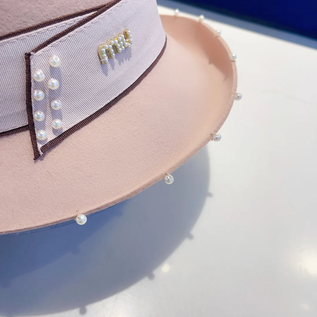 Шерстяная шапка Miu Miu, расшитая бисером вручную, розовая.