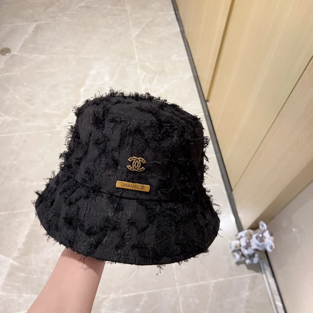 Новая коллекция Chanel ?Рыбацкая шляпа? сезона начало осени 2023 года — с перьями — черная.