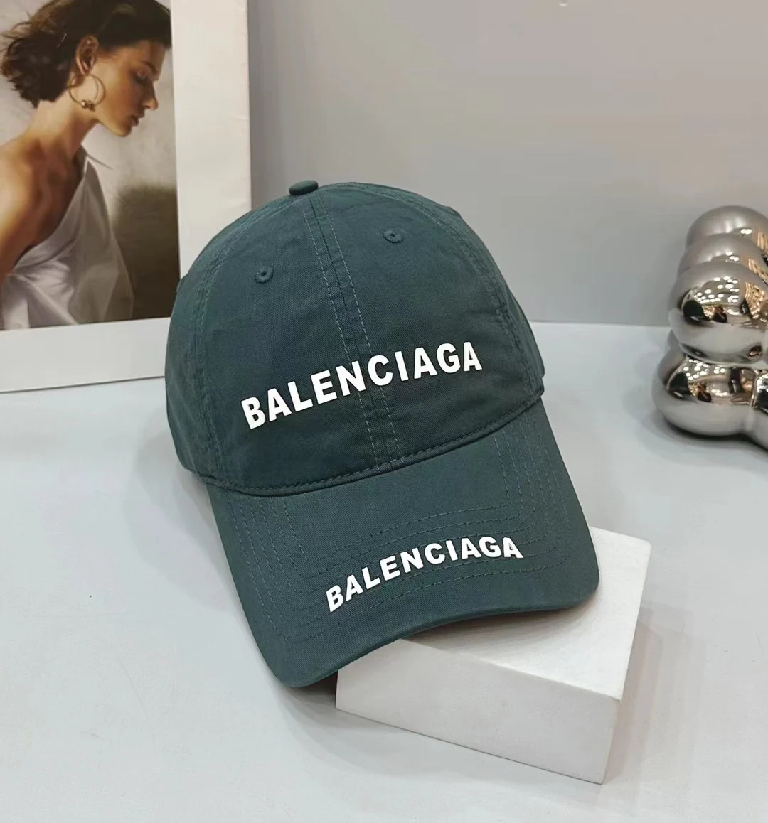 Новинка сезона весна/лето 2023 от Balenciaga - бейсболка в стиле ретро