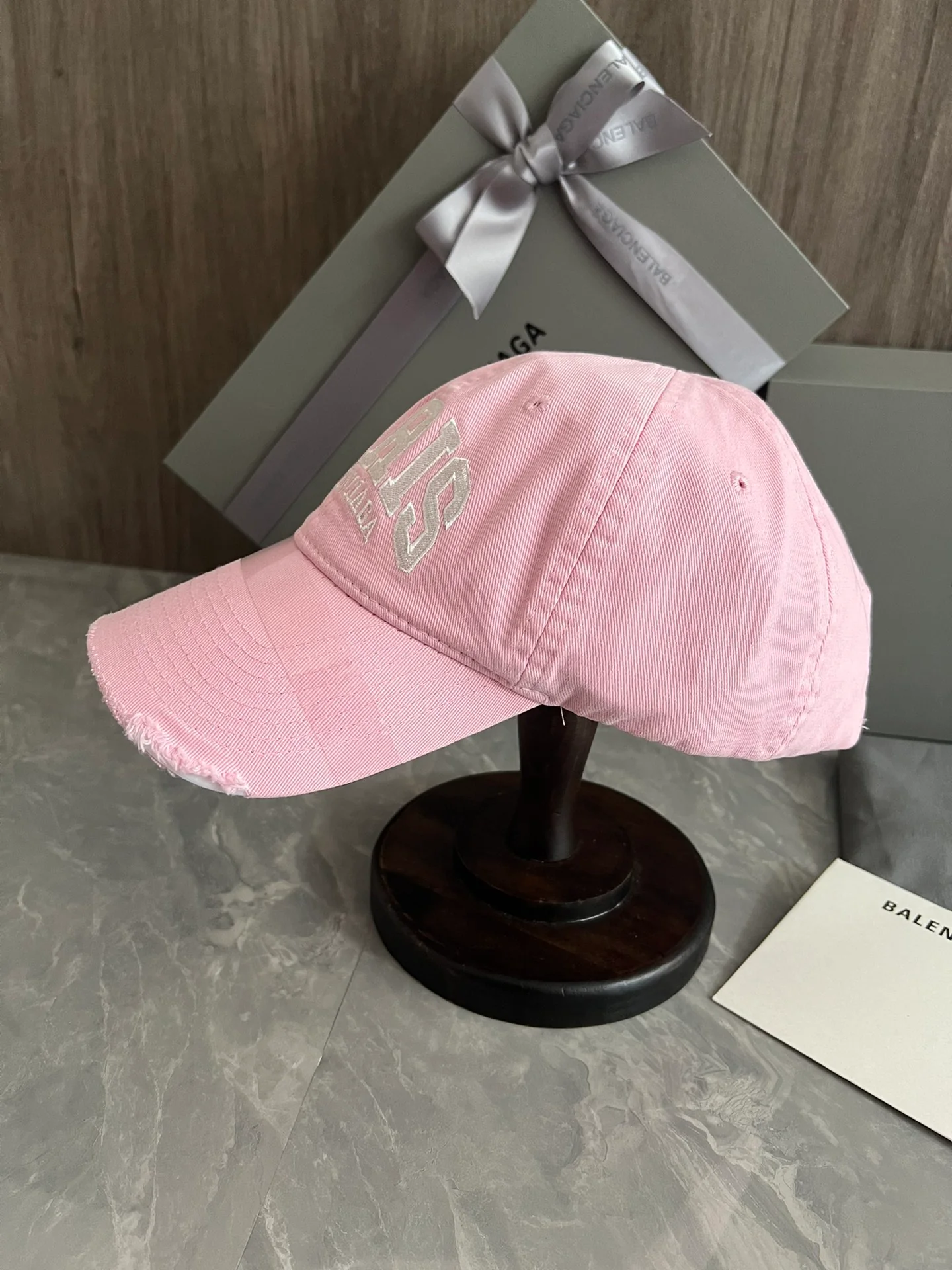 Balenciaga - Винтажная рваная бейсболка из коллекции City Collection - Розовая