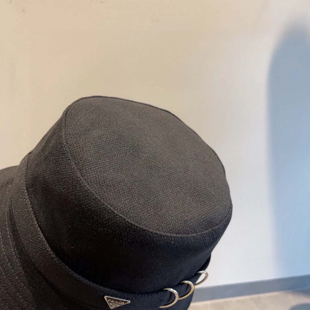 Новая панама Prada с пряжкой, коллекция осень/зима - черная.