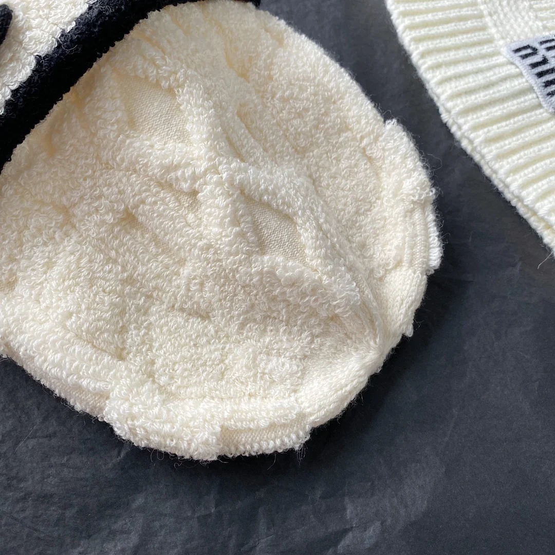 Вязаная шапка Chanel из коллекции осень/зима 2023, новая модель — белая.