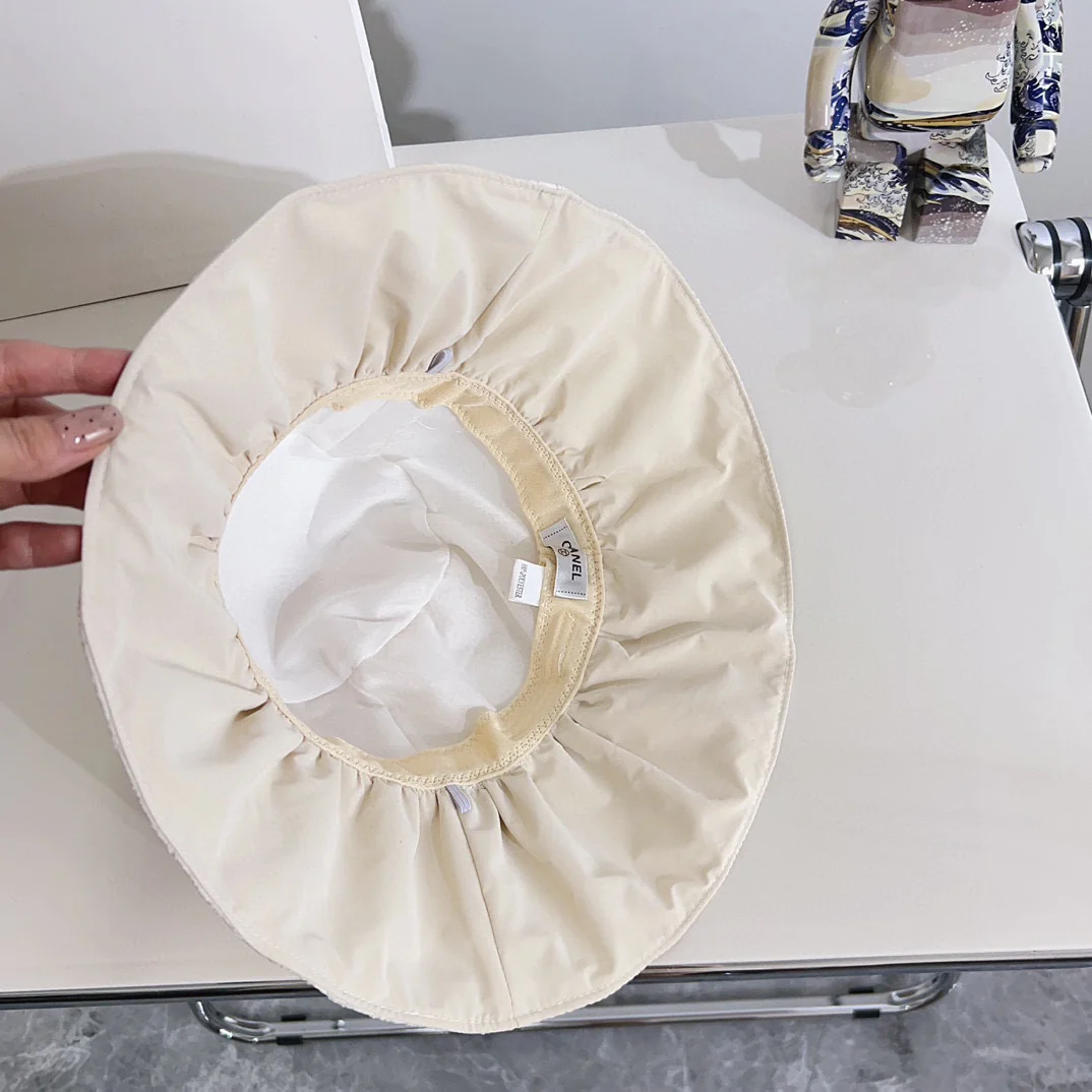 Новая шляпа от солнца Chanel 2024 года в форме сердца с жемчугом - белая.