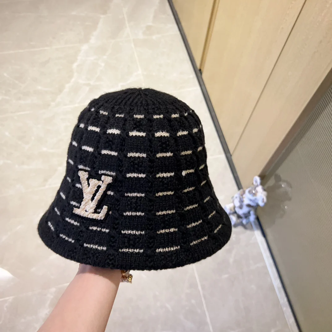 Вязаная рыбацкая шапка LV 2023 New Wave - черная