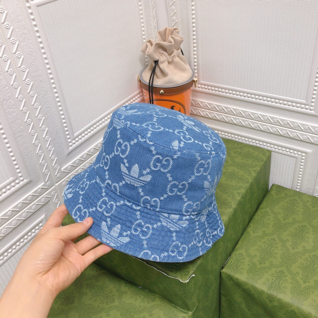 Панама, созданная в рамках сотрудничества Gucci и Adidas.