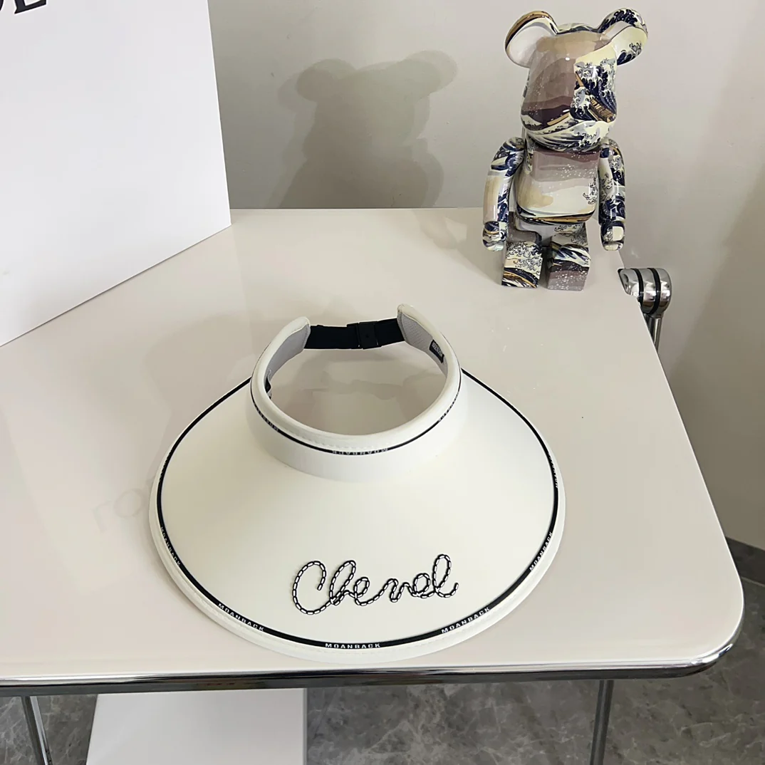 Новинка лета 2024 от Chanel - Солнцезащитная шляпа с курсивным шрифтом - Белая