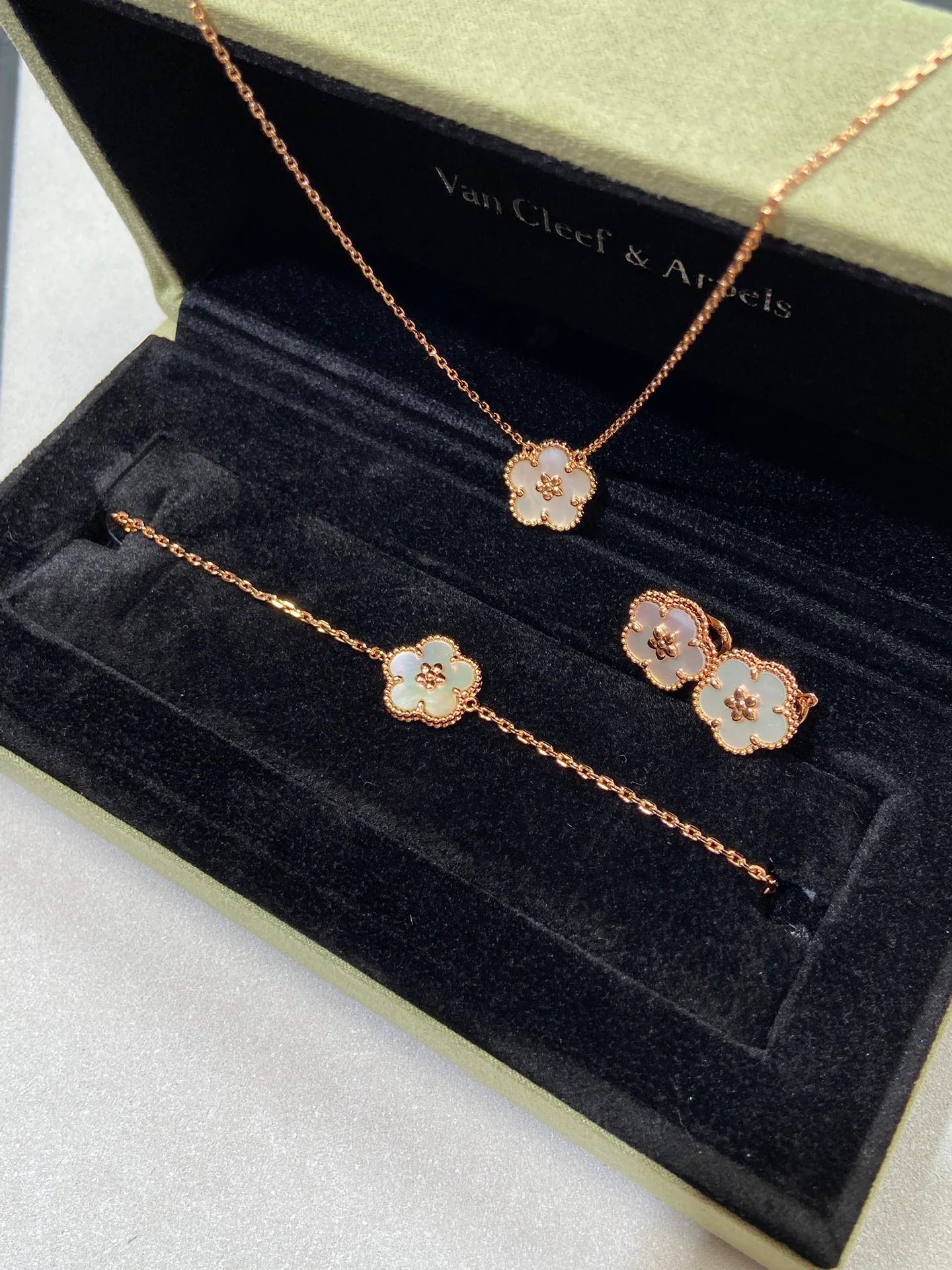 Van Vuitton - Колье 048