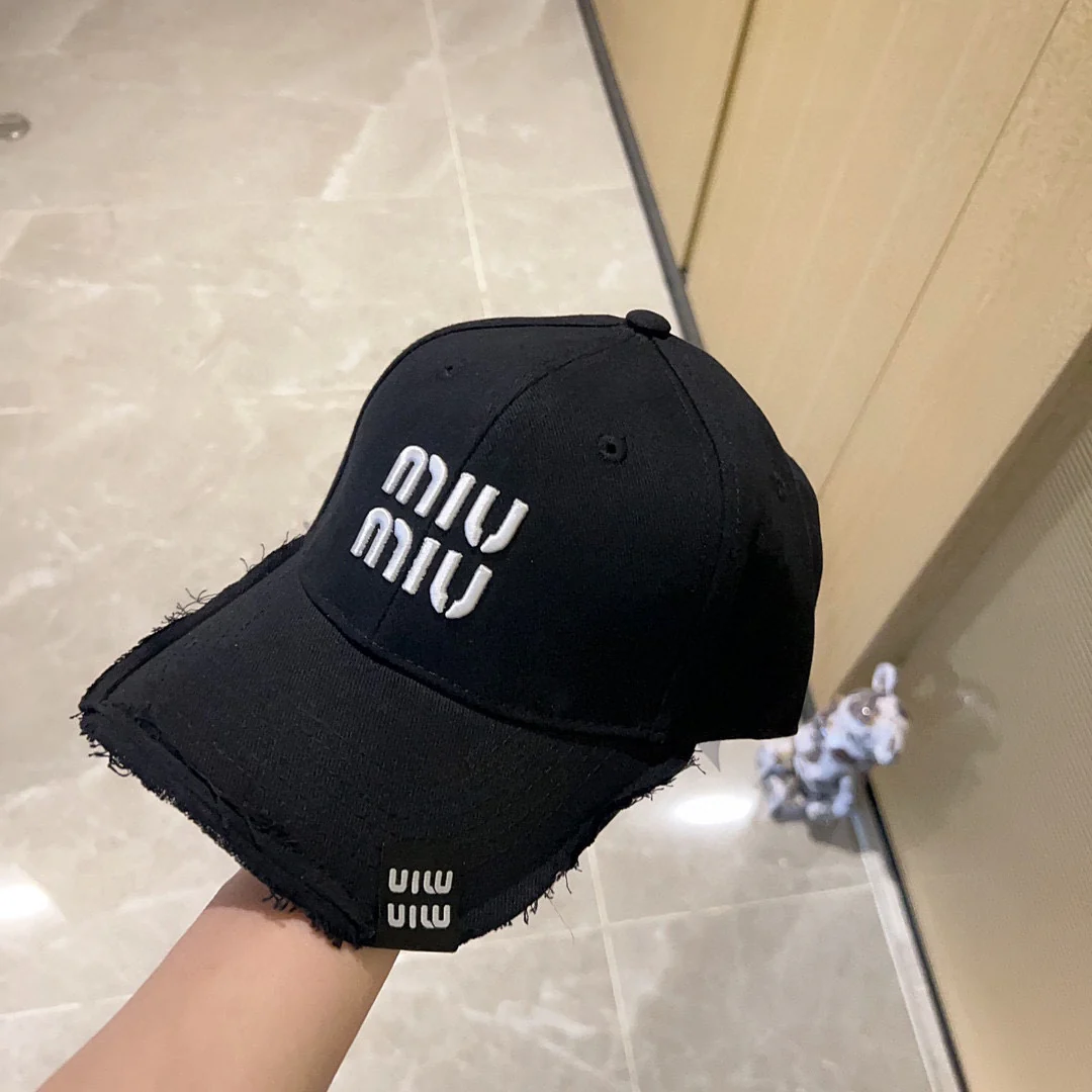 Новая бейсболка Miu Miu 2023 с вышивкой и рваными элементами - черная.