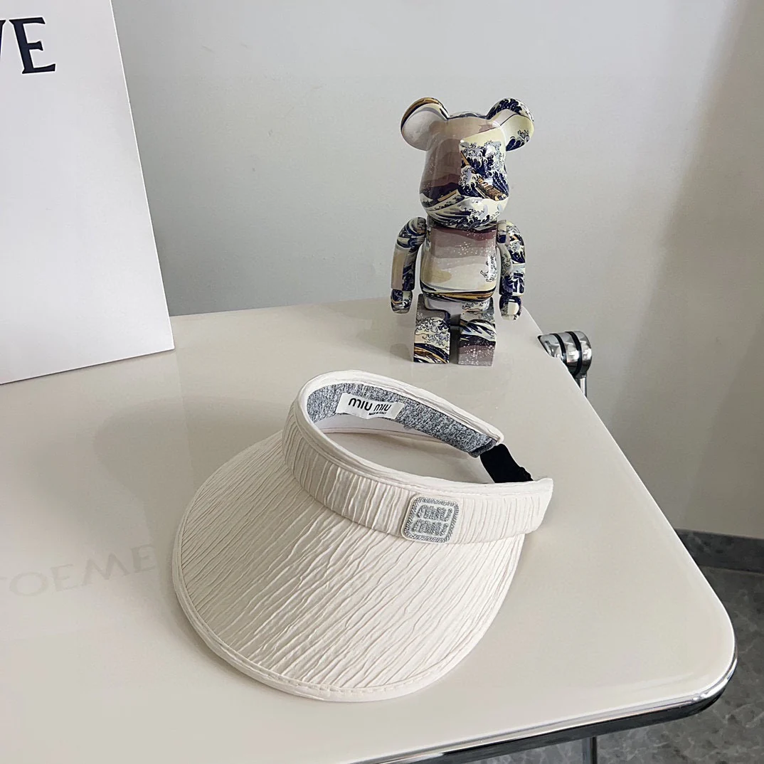 Новая элегантная плиссированная шляпа от солнца Miu Miu из летней коллекции 2024 года - белая.