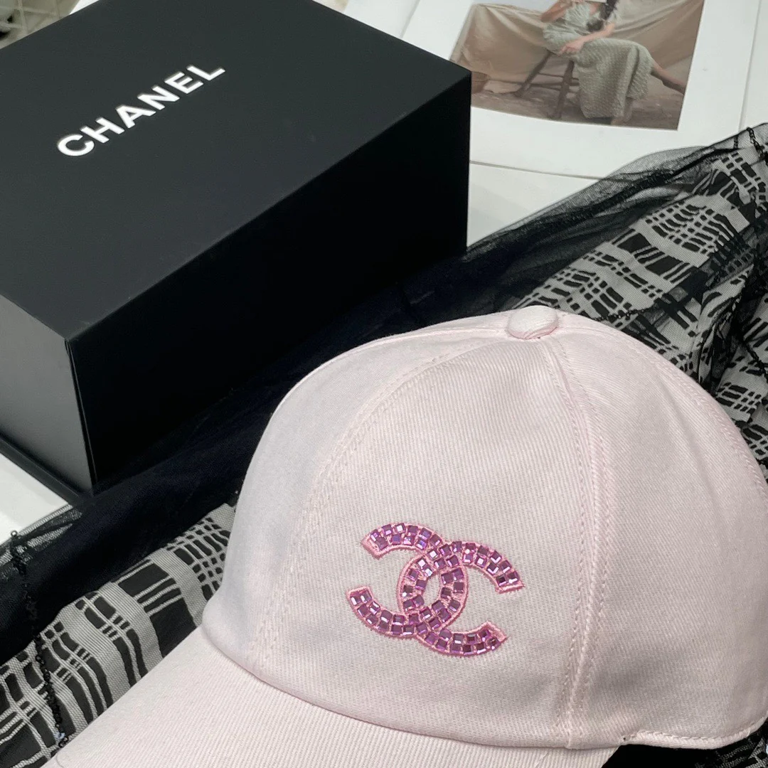 Chanel - Новая бейсболка с пайетками - Розовая