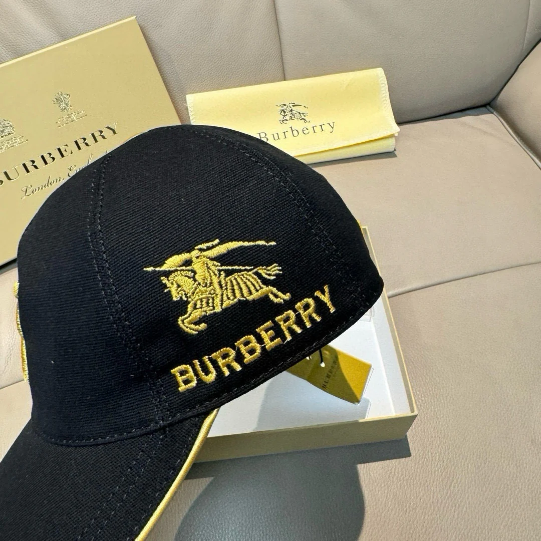 Бейсболка Burberry с вышивкой - черная