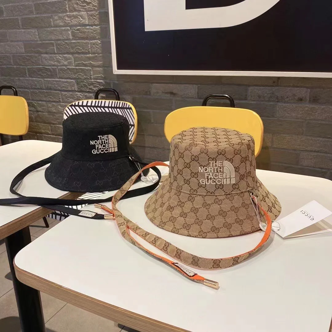 Панама с ремешками, созданная в сотрудничестве с Gucci — двусторонняя.