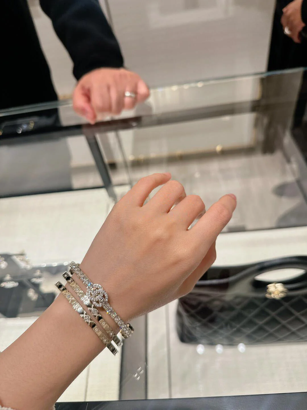 Браслет Chanel ?Три в одном? за 25 пенсов — множество вариантов ношения.