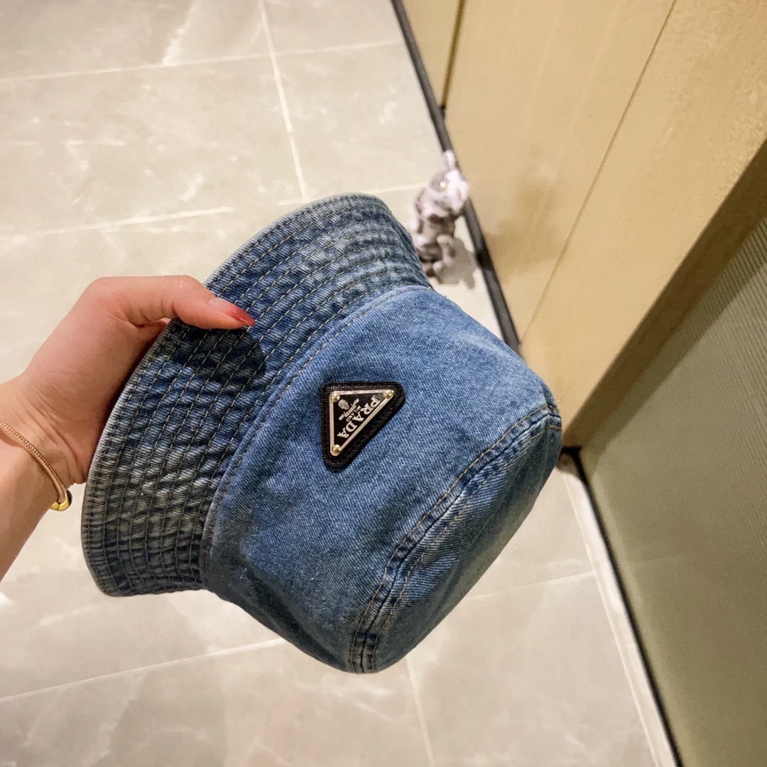 Новая ретро-панама Prada из джинсовой ткани, 2023 год - синяя.