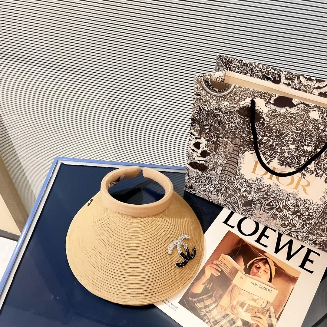 Солнцезащитная шляпа Chanel с пайетками и логотипом - 1