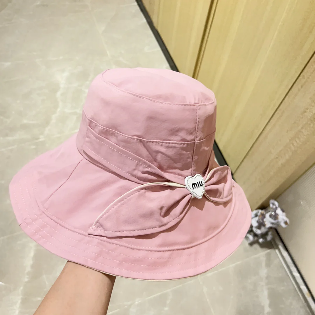 Новинка весны/лета Miu Miu 2023 — широкополая рыбацкая шляпа с бабочкой.