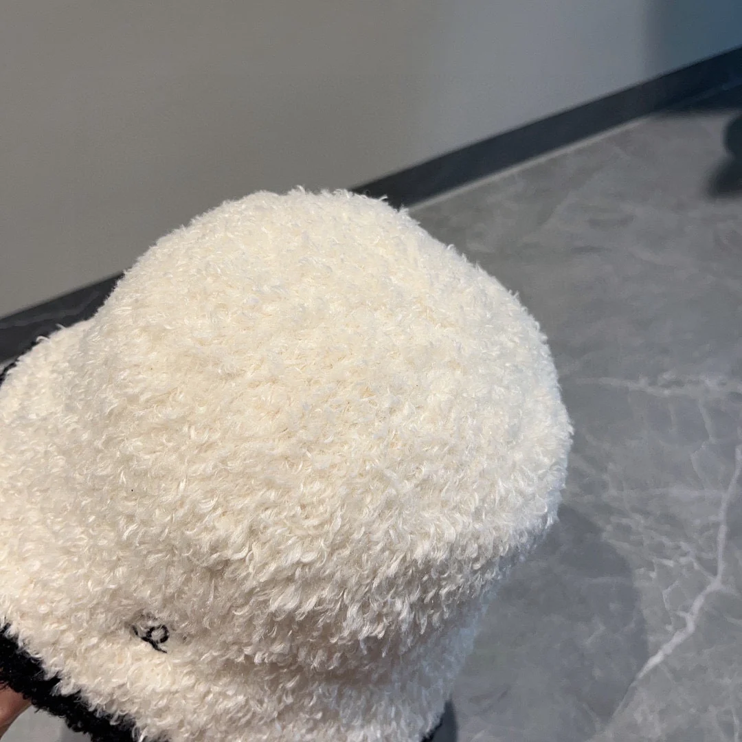 Новая модель меховой рыбацкой шляпы Chanel из осенне-зимней коллекции - белая.