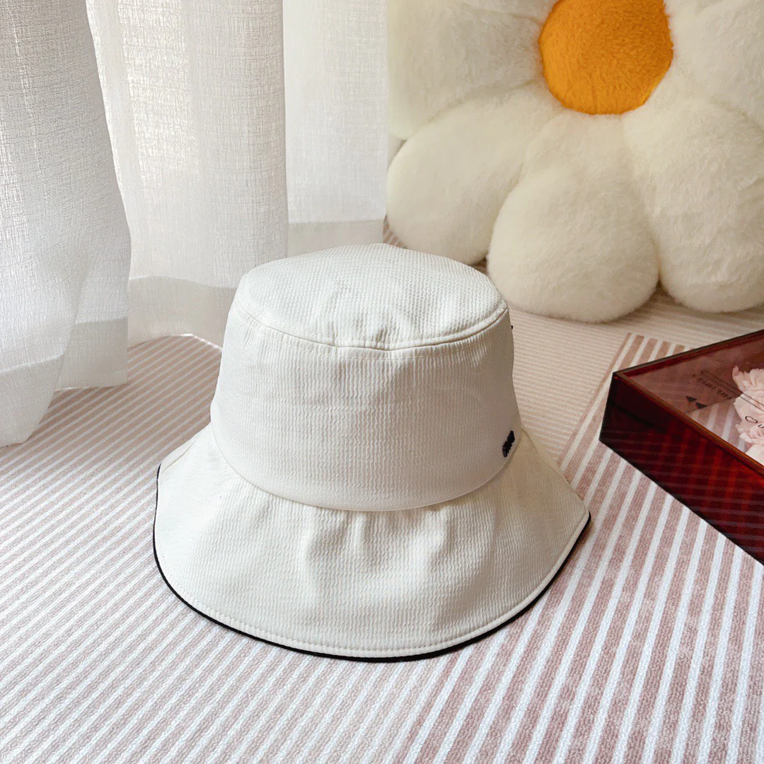 Новая летняя панама Miu Miu 2023 года с простым бантом - белая.