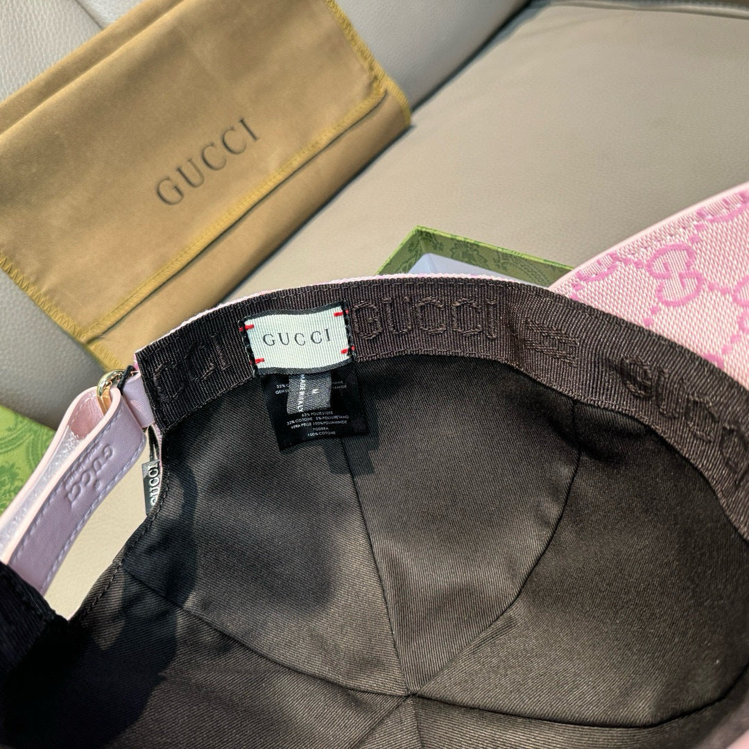 Регулируемая бейсболка Gucci с вышитой пчелой - розовая