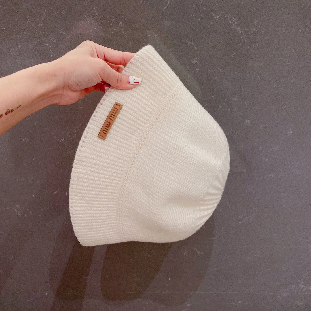 Miu Miu - Вязаная рыбацкая шапка - Белая