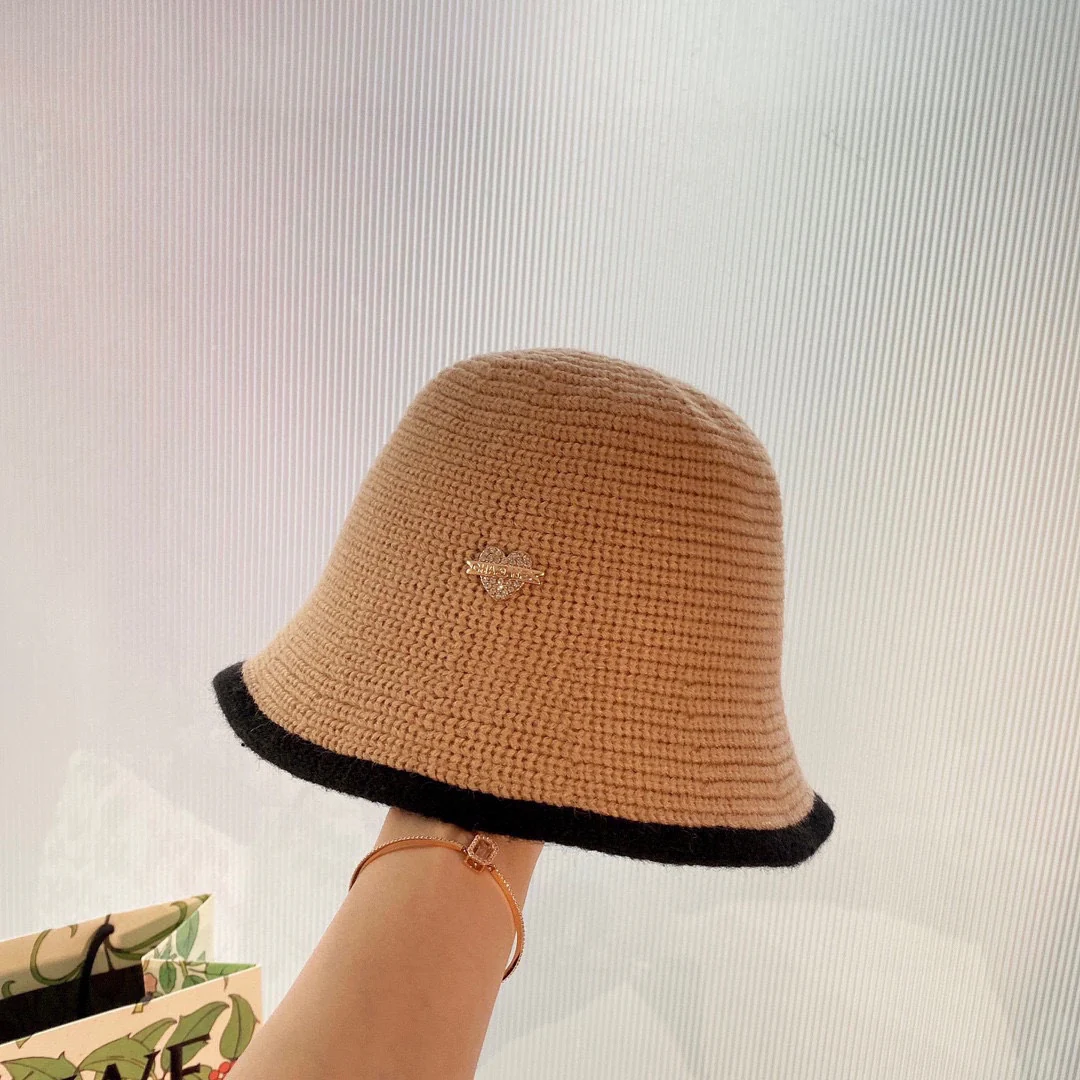 Рыбацкая шляпа Chanel в форме сердца