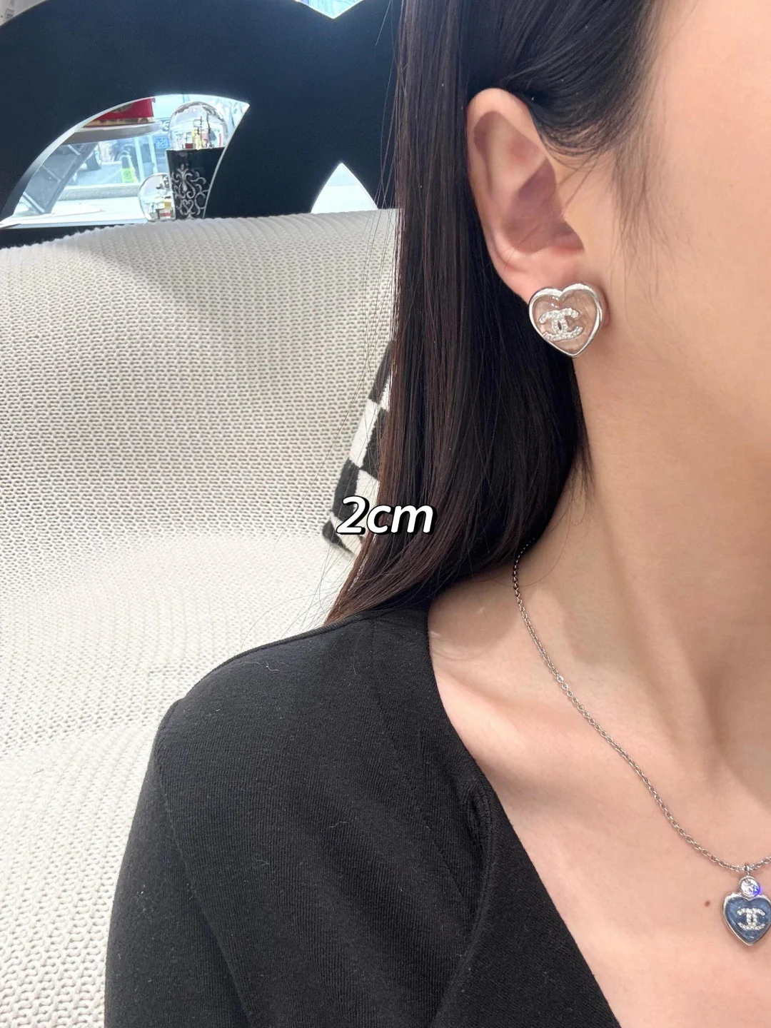 Колье Chanel 25p с сердечком, украшенным стразами, сине-розовое, регулируемая длина.