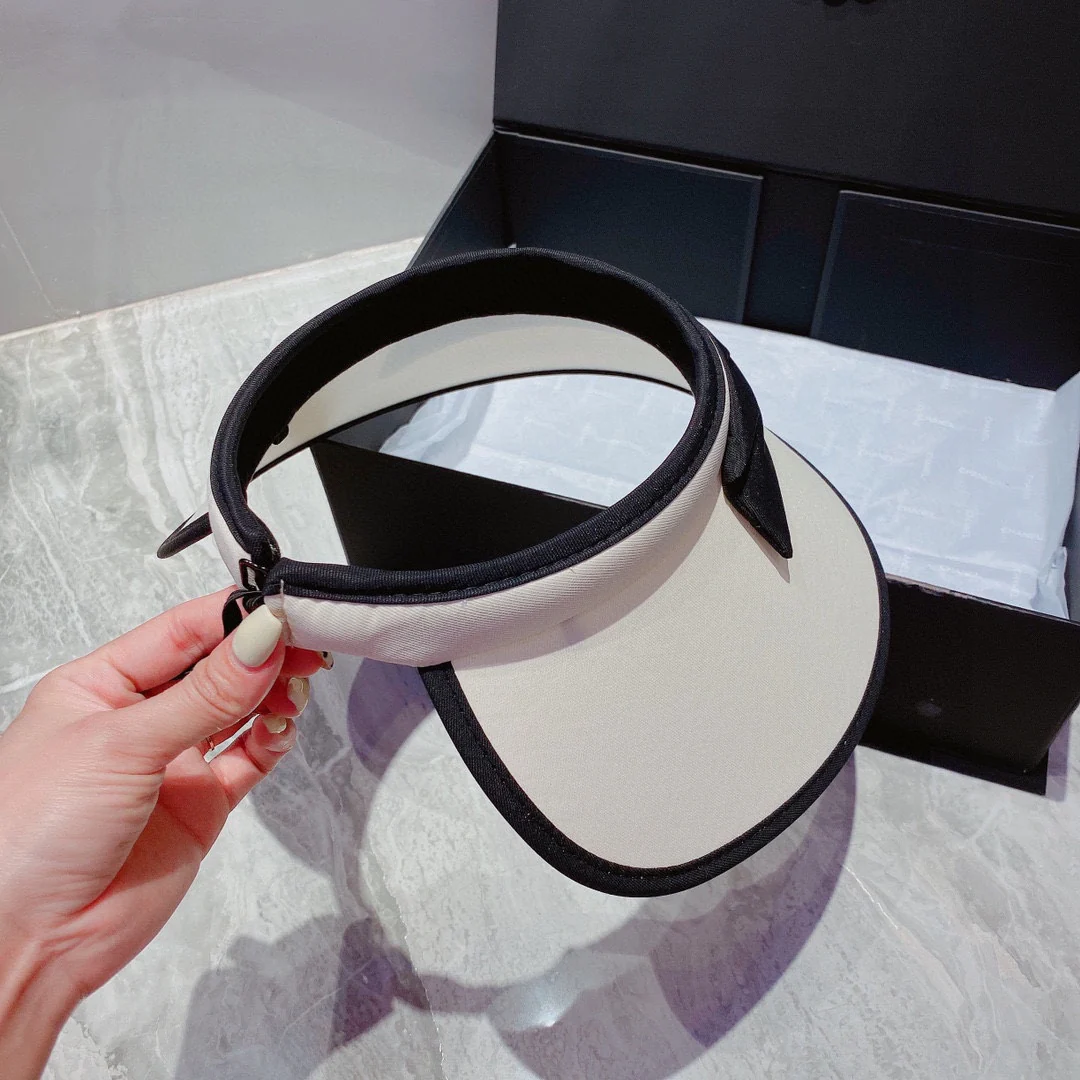 Солнцезащитная шляпа Chanel с открытым верхом и черно-белым бантом