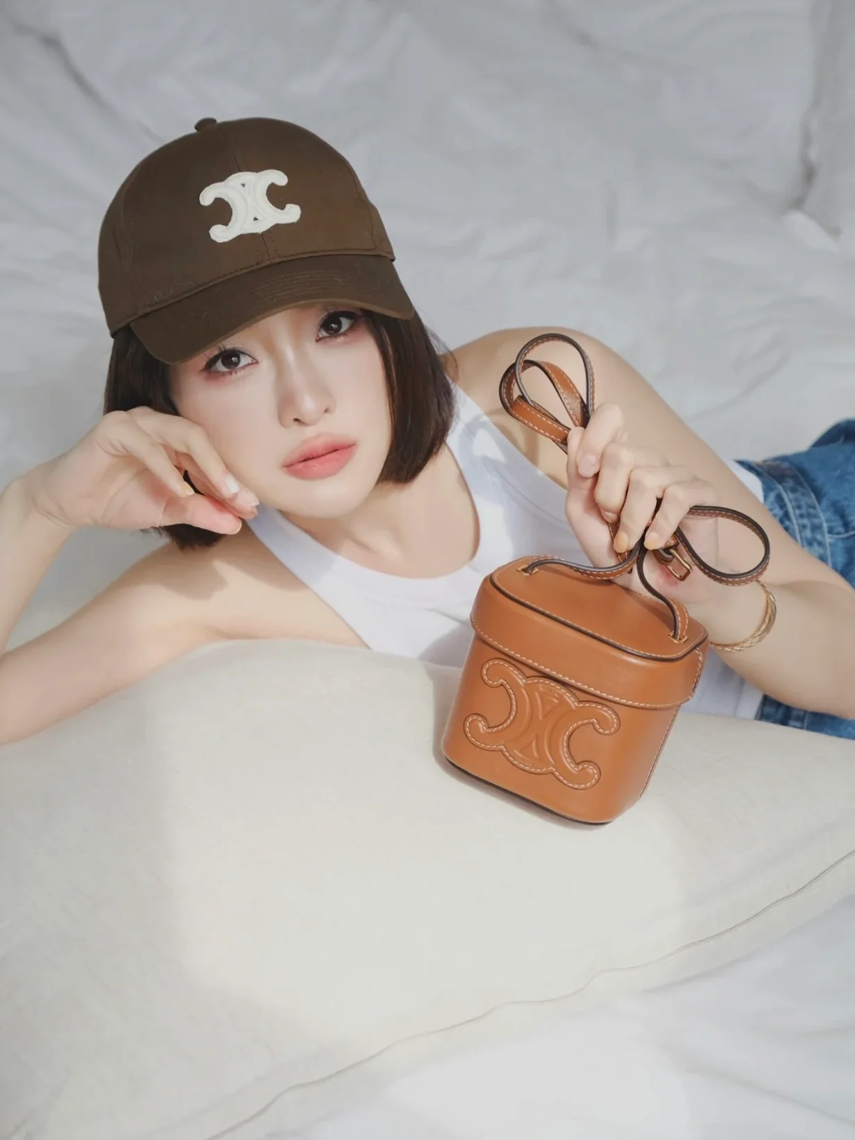 Бейсболка Celine с показа весенне-летней коллекции 2022 года — вдохновение для создания образа.