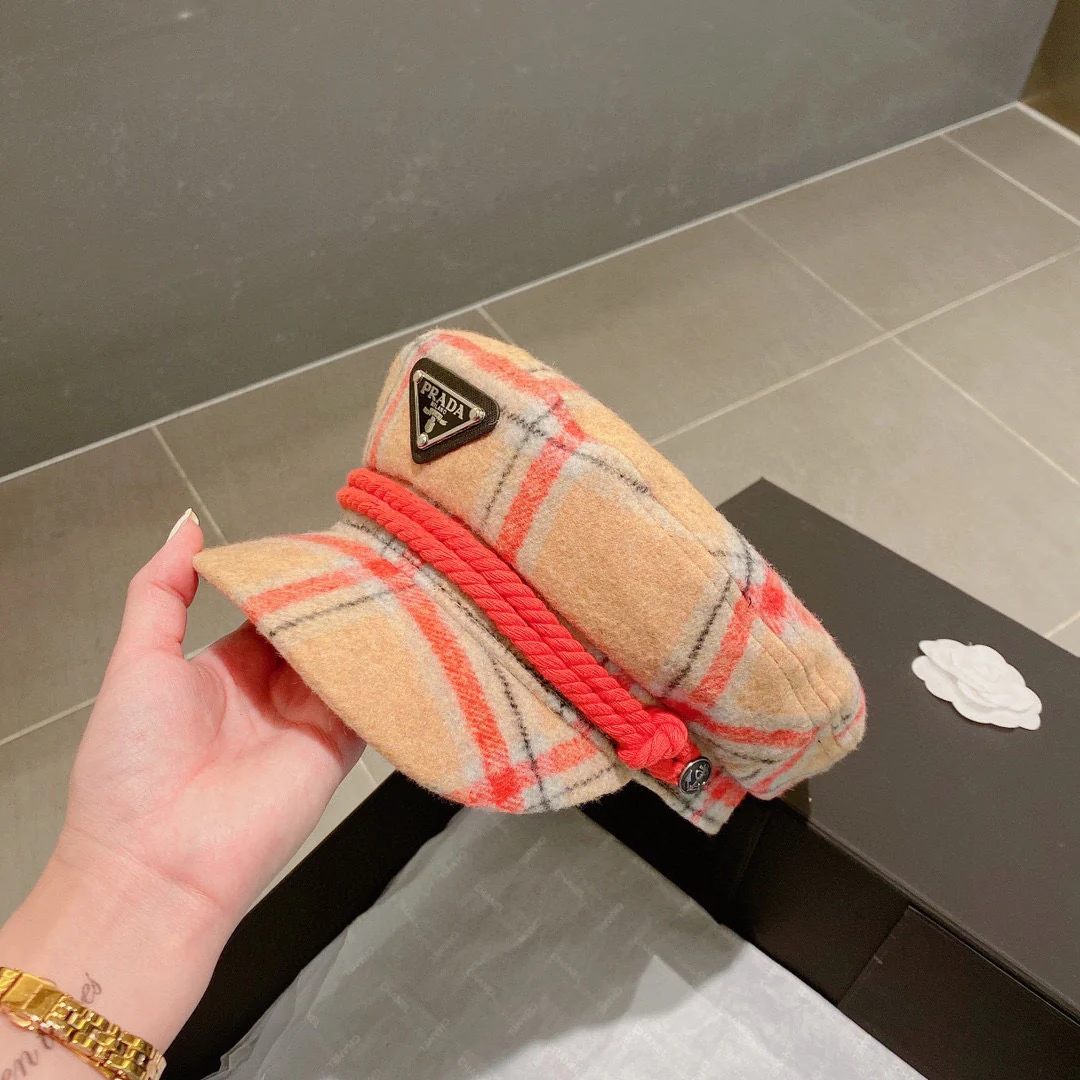 Кашемировая военная кепка Prada с отворотом