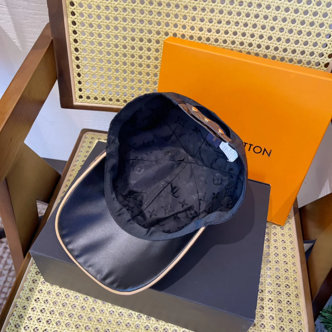 LV - Переиздание бейсболки с монограммой