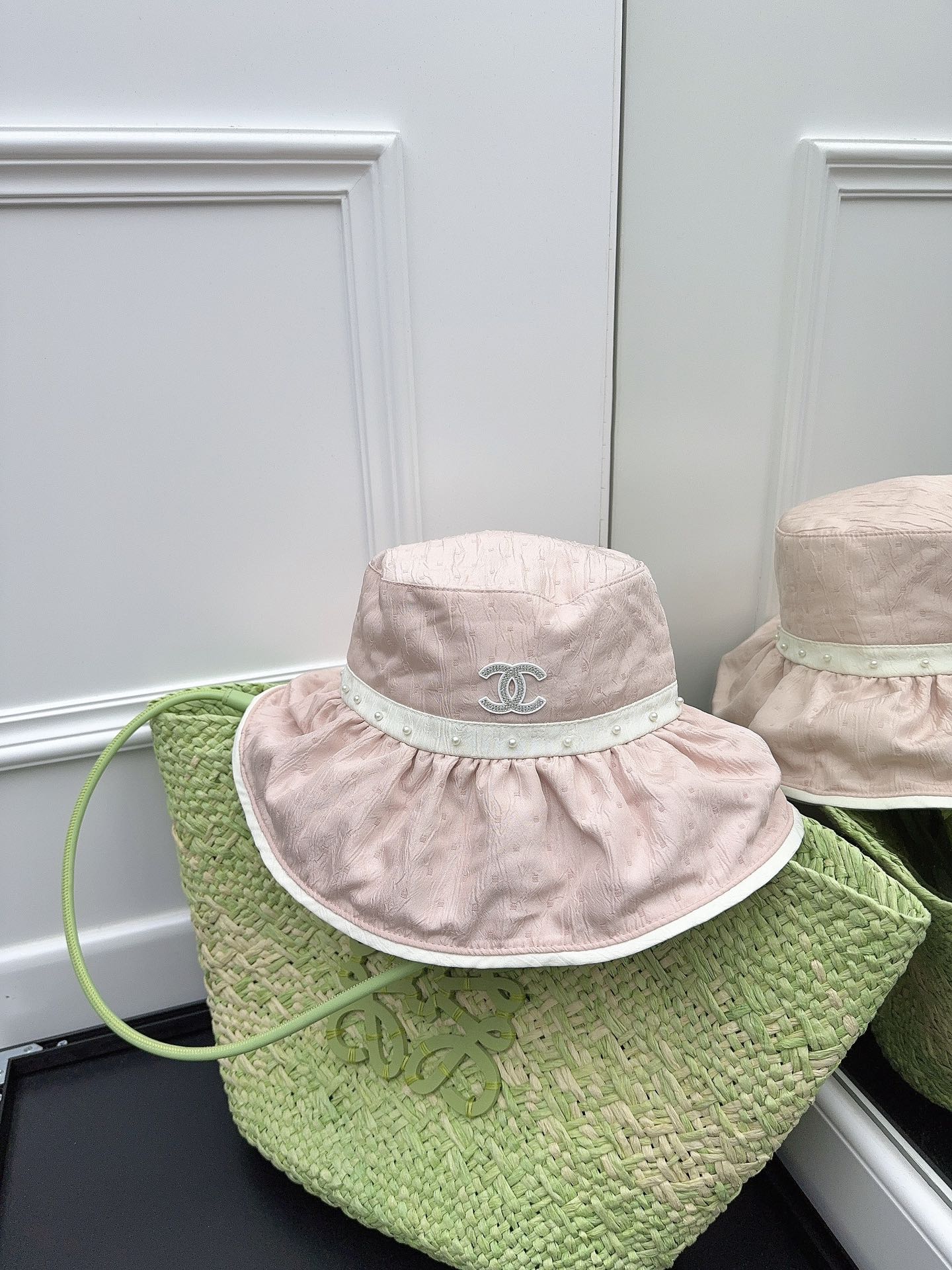 Chanel - Элегантная рыбацкая шляпа ручной работы с жемчугом