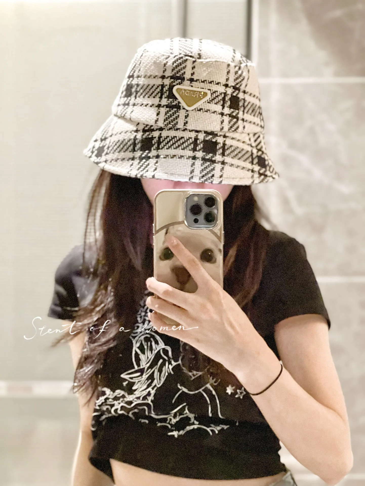 Новая панама Prada осень/зима 2023 с клетчатым треугольным логотипом — белая.