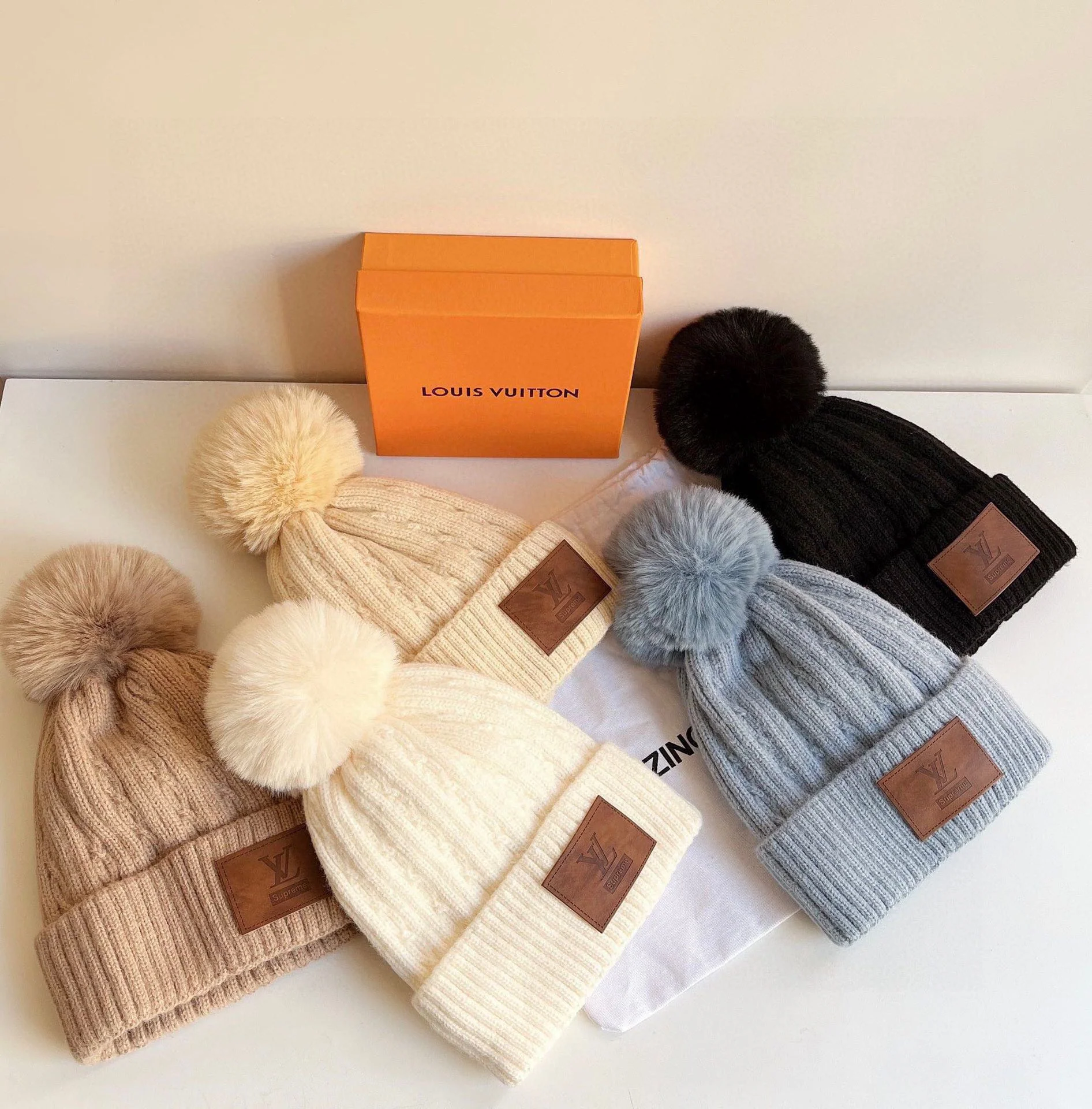 LV - Вязаная шапка с косами