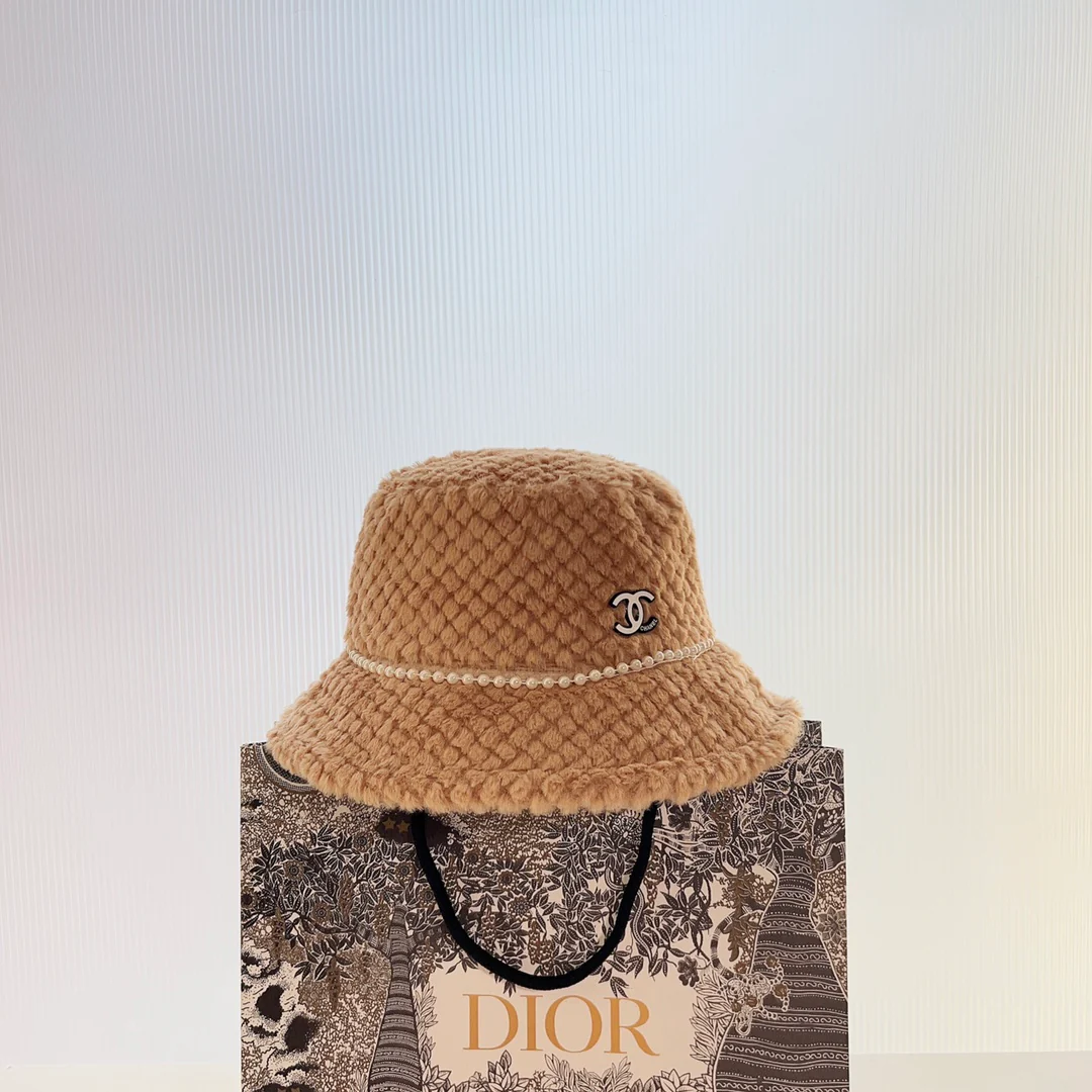 Chanel - Рыбацкая шляпа из флиса с жемчужной отделкой