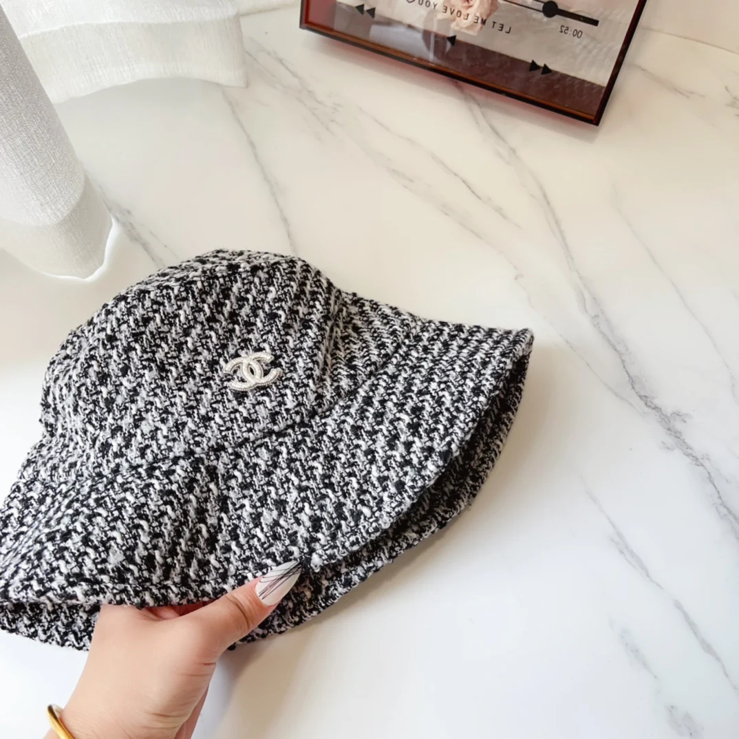 Chanel - Новая модель ранней осени: шерстяная клетчатая рыбацкая шляпа крупной вязки - черно-белая.